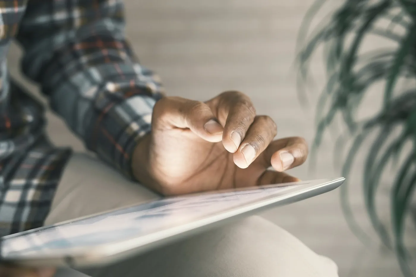 Hand bedient een tablet